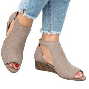 YASIRUN - Tan/Gray Peep-Toe Wedge Sandal
